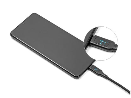 Ein Delock USB-C-Ladekabel (140 W) mit Leistungsanzeige – 1,2 m lädt gerade ein Smartphone auf, wobei die digitale Anzeige am Stecker 5,1 V anzeigt.