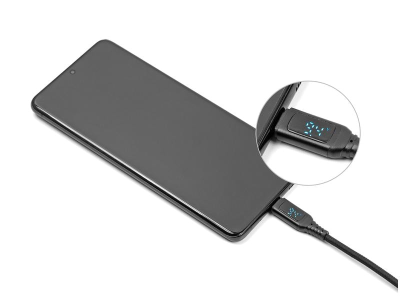 Ein Delock USB-C-Ladekabel (140 W) mit Leistungsanzeige – 1,2 m lädt gerade ein Smartphone auf, wobei die digitale Anzeige am Stecker 5,1 V anzeigt.
