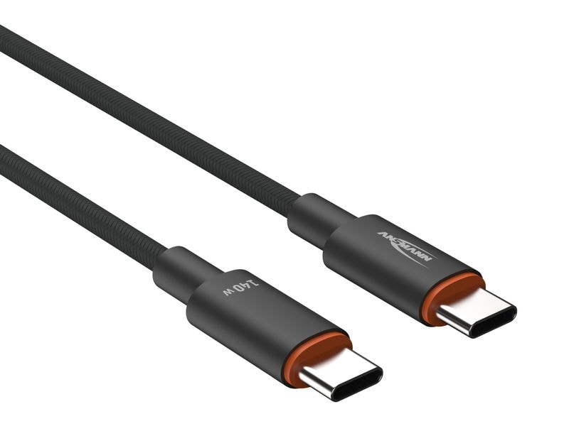 Das Ansmann USB-C-Kabel 140 W – 60 cm ist ein schwarzes, geflochtenes Kabel mit strapazierfähiger Textilummantelung und auffälligen orangefarbenen Akzenten im Bereich der Stecker. Dieses USB 3.2 Gen 1 (5 Gbit/s)-Kabel, dessen beide Enden vor einem weißen Hintergrund deutlich zu erkennen sind, unterstützt schnelles und zuverlässiges Laden mit bis zu 140 W.