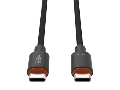Zwei schwarze Ansmann-USB-C-Kabel mit einer robusten Textilummantelung, jeweils 60 cm lang und für bis zu 140 W ausgelegt, verfügen über dunkelgraue Stecker mit orangefarbenen Akzenten. Die Kabel, die mit „Ansmann“ und „140 W“ beschriftet sind, werden vor einem weißen Hintergrund dargestellt.