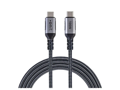 Das onit USB-C-Kabel 100 W – USB 3.1 Gen 2 (10 Gbit/s), 1 m, Nylon ist ein geflochtenes Ladekabel mit metallischen Steckern, die mit „onit“ und „100W“ beschriftet sind, und unterstützt Schnellladen mit bis zu 100 W. Dieses auf Effizienz ausgelegte Kabel ermöglicht zudem Datenübertragungsgeschwindigkeiten von bis zu 10 Gbit/s und ist am unteren Ende ordentlich aufgerollt.