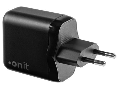 Ein schwarzes „onit“ USB-Wandladegerät „Triple“ mit 45 W, GaN-Technologie, zwei runden Steckerstiften und dem in Weiß aufgedruckten Schriftzug „onit“ an der Seite, abgebildet vor weißem Hintergrund.