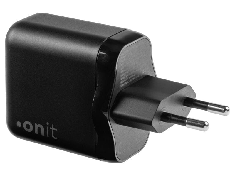 Ein schwarzes „onit“ USB-Wandladegerät „Triple“ mit 45 W, GaN-Technologie, zwei runden Steckerstiften und dem in Weiß aufgedruckten Schriftzug „onit“ an der Seite, abgebildet vor weißem Hintergrund.