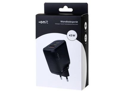 Ein onit USB-Wandladegerät Triple 45 W GaN in Schwarz mit zwei Steckern und ausgestattet mit 2× USB-C- und 1× USB-A-Anschlüssen ist auf seiner eleganten schwarz-weißen Verkaufsverpackung abgebildet. Die Verpackung ist mit Texten in mehreren Sprachen versehen.