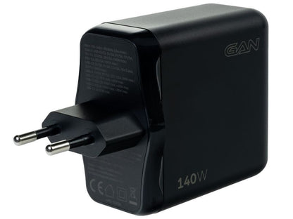 Das onit USB-Wandladegerät Quad 140 W GaN ist ein schwarzes Schnellladegerät mit drei USB-C-Anschlüssen und einem USB-A-Anschluss (PD 3.1), ausgestattet mit zwei runden Steckern und den Aufschriften „140W“ und „GAN“ an der Seite, das zum Schnellladen von elektronischen Geräten konzipiert ist.
