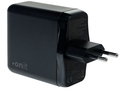 Ein schwarzes Onit USB-Wandladegerät „Quad“ mit 140 W, GaN-Technologie und zwei runden Steckern für europäische Steckdosen, ausgestattet mit 3× USB-C- und 1× USB-A-Anschlüssen (PD 3.1), aus einem schrägen Blickwinkel gezeigt, mit auf der Seite aufgedruckten Produktinformationen.