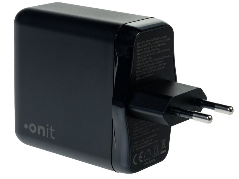 Ein schwarzes Onit USB-Wandladegerät „Quad“ mit 140 W, GaN-Technologie und zwei runden Steckern für europäische Steckdosen, ausgestattet mit 3× USB-C- und 1× USB-A-Anschlüssen (PD 3.1), aus einem schrägen Blickwinkel gezeigt, mit auf der Seite aufgedruckten Produktinformationen.