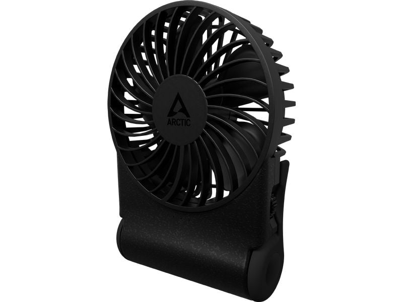 Ein kompakter, schwarzer ARCTIC Summair 2Go Akku-Tischventilator mit dem ARCTIC-Logo in der Mitte, der sich durch ein rundes Lüftungsdesign und einen Clipfuß zur bequemen Befestigung an Oberflächen auszeichnet.