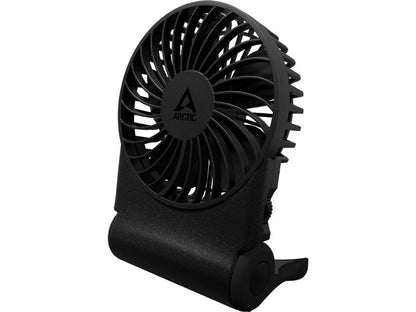 Der ARCTIC Summair 2Go – Akku-Tischventilator besticht durch ein elegantes, schwarzes, tragbares Design mit einer runden Lüftungsöffnung und dem ARCTIC-Logo in der Mitte. Mit seinem kompakten, klappbaren Sockel und dem seitlichen Drehregler zur einfachen Einstellung eignet sich dieser 91-mm-USB-C-Ventilator (5000 mAh, bis zu 74 Stunden Laufzeit) perfekt für jeden Arbeitsplatz oder Nachttisch. Dargestellt vor einem schlichten weißen Hintergrund.