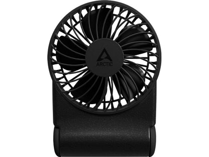 Der kompakte, schwarze, tragbare Ventilator „ARCTIC Summair 2Go Akku-Tischventilator (91 mm)“ verfügt über einen runden Flügelschutz mit dem ARCTIC-Logo in der Mitte und wird vor einem weißen Hintergrund abgebildet. Ausgestattet mit einem 5000-mAh-Akku für eine Laufzeit von bis zu 74 Stunden und praktischem USB-C-Anschluss bietet dieser tragbare Ventilator von ARCTIC vielseitige Einsatzmöglichkeiten für unterwegs.