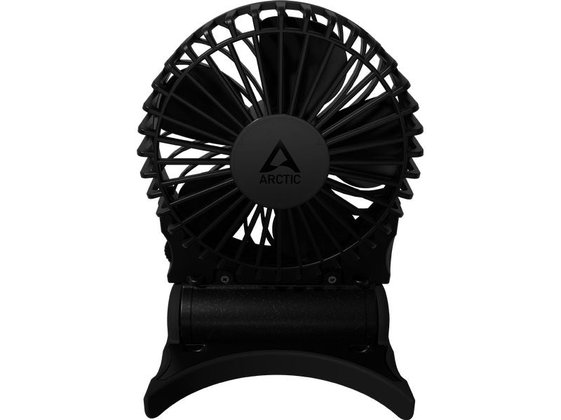 Ein kompakter schwarzer ARCTIC Summair 2Go Akku-Tischventilator mit einer runden Flügelabdeckung, auf der in der Mitte das ARCTIC-Logo zu sehen ist, der auf einem geschwungenen Sockel steht. Mit seinem tragbaren Design, einer Größe von 91 mm und einem leistungsstarken 5000-mAh-Akku für bis zu 74 Stunden Betriebsdauer eignet sich dieser über USB-C aufladbare Ventilator perfekt zur Kühlung, wo immer Sie ihn brauchen.