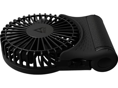 Ein kompakter, schwarzer ARCTIC Summair 2Go Akku-Tischventilator mit rundem Lüftergitter und klappbarem Griff, auf dessen mittlerem Gitter das ARCTIC-Logo zu sehen ist.