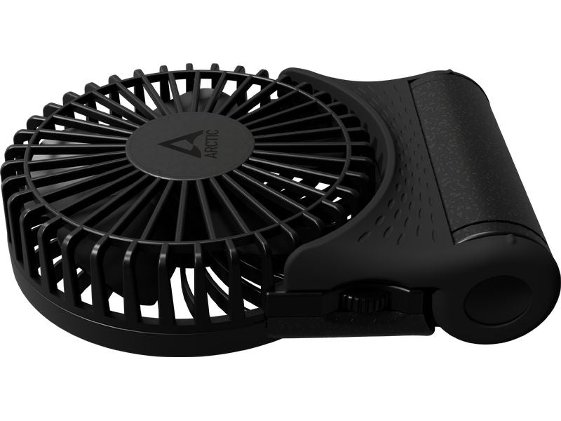 Ein kompakter, schwarzer ARCTIC Summair 2Go Akku-Tischventilator mit rundem Lüftergitter und klappbarem Griff, auf dessen mittlerem Gitter das ARCTIC-Logo zu sehen ist.