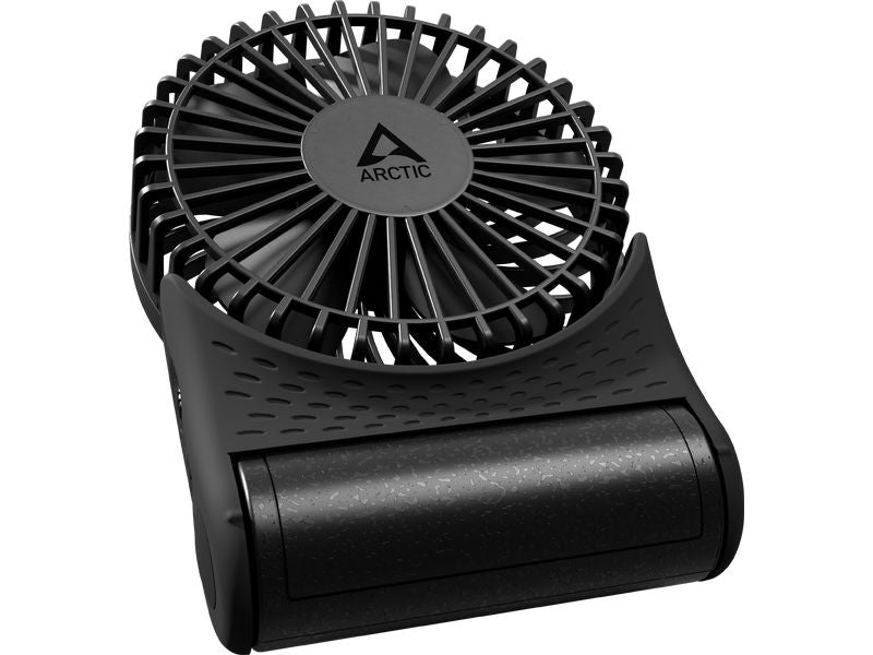 Der ARCTIC Summair 2Go ist ein kompakter, schwarzer USB-C-Akku-Tischventilator mit einem runden Lüftungsgitter, in dessen Mitte der Schriftzug „ARCTIC“ zu sehen ist. Er ist auf einem zylindrischen, strukturierten Sockel befestigt und eignet sich ideal für den Einsatz auf dem Schreibtisch oder als Handventilator. Mit seinem 5000-mAh-Akku und einer Laufzeit von bis zu 74 Stunden sorgt dieser tragbare Ventilator überall dort für angenehme und effiziente Kühlung, wo Sie ihn gerade brauchen.