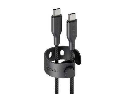 Zwei schwarze „emPower by PanzerGlass Racing“ USB-C-Kabel (240 W – 1,2 m), die mit einem schwarzen Band aus recyceltem Kunststoff zusammengehalten und mit der Aufschrift „empower“ versehen sind. Die geflochtenen Kabel von PanzerGlass verfügen über transparente USB-C-Stecker für das 240-W-Schnellladen.