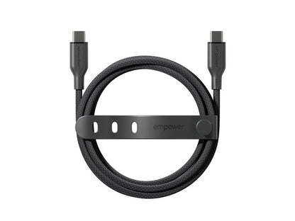 Das PanzerGlass emPower Racing USB-C-Kabel 240 W – 1,2 m wird ordentlich aufgerollt und mit einem schwarzen Band mit der Aufschrift „emPower“ gesichert gezeigt. Beide Stecker sind vor einem schlichten weißen Hintergrund zu sehen. Dieses geflochtene Kabel wurde für ultraschnelles Laden mit 240 W entwickelt und besteht aus recycelten Materialien, was ihm einen umweltfreundlichen Charakter verleiht.