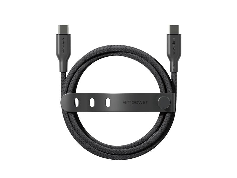 Das PanzerGlass emPower Racing USB-C-Kabel 240 W – 1,2 m wird ordentlich aufgerollt und mit einem schwarzen Band mit der Aufschrift „emPower“ gesichert gezeigt. Beide Stecker sind vor einem schlichten weißen Hintergrund zu sehen. Dieses geflochtene Kabel wurde für ultraschnelles Laden mit 240 W entwickelt und besteht aus recycelten Materialien, was ihm einen umweltfreundlichen Charakter verleiht.