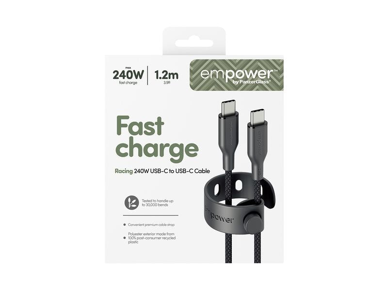 EmPower by PanzerGlass Racing USB-C-Kabel 240 W – 1,2 m: Die Verpackung präsentiert das geflochtene Kabel übersichtlich in einer Halterung. Die Verpackung hebt die Schnellladeleistung von 240 W, die Länge von 1,2 Metern sowie Eigenschaften wie außergewöhnliche Langlebigkeit, bis zu 30.000 Biegungen und die Verwendung von recyceltem Kunststoff für mehr Nachhaltigkeit hervor – alles unter der Qualitätsmarke PanzerGlass.