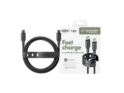 Das PanzerGlass emPower Racing USB-C-Kabel 240 W – 1,2 m, geflochten und aus recycelten Materialien hergestellt, ist auf dem Produktbild aufgerollt in Schwarz mit einem passenden schwarzen Band neben der Verpackung abgebildet, auf der „emPower“, „Fast charge“, „240 W Schnellladen“ sowie die Länge von 1,2 m auf weißem Hintergrund hervorhebt.