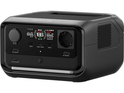 Die EcoFlow RIVER 3 Plus – Powerstation 286 Wh / 600 W (X-Boost 1200 W) LiFePO4 ist eine schwarze, tragbare Powerstation, die mit mehreren Anschlüssen, Tasten, einem digitalen Display und einer seitlichen Lüftungsöffnung ausgestattet ist. Das Gerät verfügt über fortschrittliche LiFePO4-Akkutechnologie für mehr Sicherheit und eine längere Lebensdauer und trägt auf der Oberseite deutlich sichtbar den Markennamen EcoFlow.