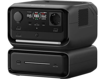 Eine schwarze EcoFlow RIVER 3 Max – Powerstation mit 572 Wh / 600 W (X-Boost 1200 W) LiFePO4 von EcoFlow, ausgestattet mit mehreren Ein- und Ausgängen, einem LED-Display und einem abnehmbaren LiFePO4-Akku-Erweiterungsmodul, das unterhalb des Hauptgeräts angebracht ist.