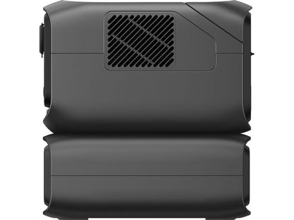 Ein schwarzes, rechteckiges elektronisches Gerät mit abgerundeten Kanten, von der Seite betrachtet. Das Gerät, das als „EcoFlow RIVER 3 Max – Powerstation 572 Wh / 600 W (X-Boost 1200 W) LiFePO4“ von EcoFlow bezeichnet wird, verfügt über eine Lüftungsöffnung mit diagonalen Lamellen im oberen Bereich und glatte Oberflächen am gesamten Gehäuse. Angetrieben von einem fortschrittlichen LiFePO4-Akku verbindet es modernes Design mit effizienter Leistung.