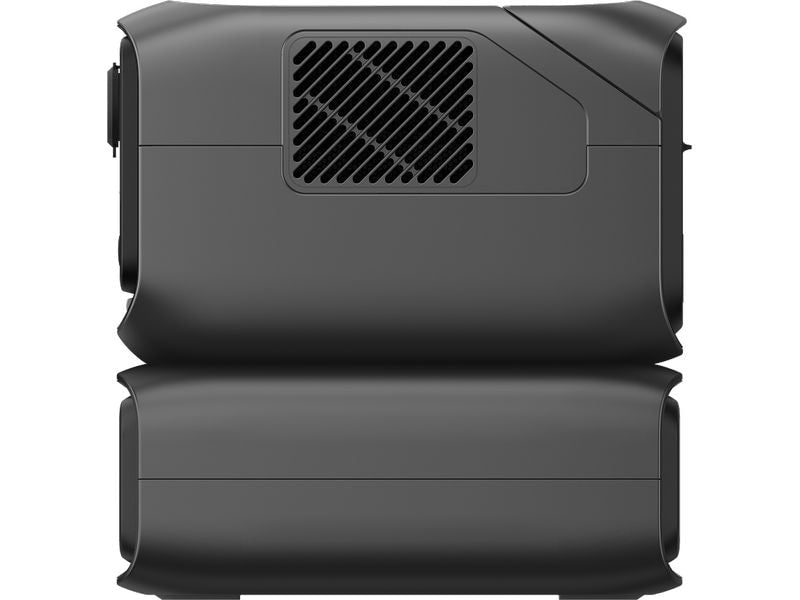 Ein schwarzes, rechteckiges elektronisches Gerät mit abgerundeten Kanten, von der Seite betrachtet. Das Gerät, das als „EcoFlow RIVER 3 Max – Powerstation 572 Wh / 600 W (X-Boost 1200 W) LiFePO4“ von EcoFlow bezeichnet wird, verfügt über eine Lüftungsöffnung mit diagonalen Lamellen im oberen Bereich und glatte Oberflächen am gesamten Gehäuse. Angetrieben von einem fortschrittlichen LiFePO4-Akku verbindet es modernes Design mit effizienter Leistung.