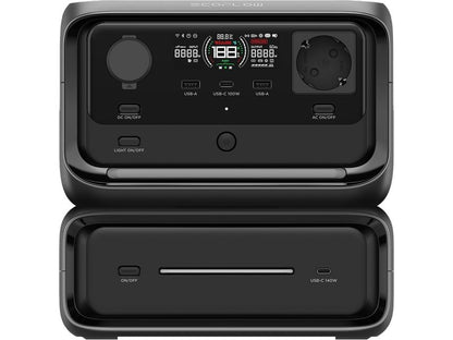 Die EcoFlow RIVER 3 Max Powerstation (572 Wh / 600 W, X-Boost 1200 W) in Schwarz verfügt über einen LiFePO4-Akku, ein digitales Display, mehrere Ein- und Ausgänge, Schalter und Tasten an der Vorderseite sowie ein zusätzliches Akkumodul, das sich darunter befindet.