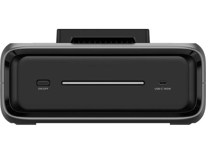 Vorderansicht der EcoFlow Zusatzbatterie RIVER 3 Plus (EB300) – 286 Wh LiFePO4, ein schwarzes elektronisches Gerät von EcoFlow mit einem Ein-/Aus-Schalter, einem horizontalen Schlitz in der Mitte und einem 140-W-USB-C-Anschluss auf der rechten Seite. Das moderne Design mit abgerundeten Kanten und einer kompakten Form macht es zu einer idealen Notstromreserve oder einem Zusatzakku für zuverlässige Notstromversorgung.