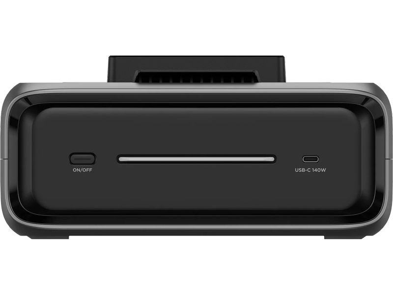 Vorderansicht der EcoFlow Zusatzbatterie RIVER 3 Plus (EB300) – 286 Wh LiFePO4, ein schwarzes elektronisches Gerät von EcoFlow mit einem Ein-/Aus-Schalter, einem horizontalen Schlitz in der Mitte und einem 140-W-USB-C-Anschluss auf der rechten Seite. Das moderne Design mit abgerundeten Kanten und einer kompakten Form macht es zu einer idealen Notstromreserve oder einem Zusatzakku für zuverlässige Notstromversorgung.