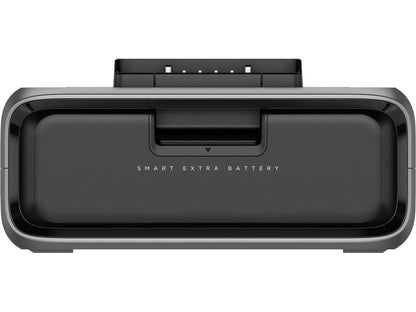 Eine Nahaufnahme der rechteckigen schwarzen EcoFlow-Zusatzbatterie RIVER 3 Plus (EB300) – 286 Wh LiFePO4 zeigt den Ladeanschluss und die Kontaktstifte auf der Oberseite, von vorne betrachtet. Auf der Vorderseite ist der Schriftzug „SMART EXTRA BATTERY“ aufgedruckt. Diese EcoFlow-Batterie dient als zuverlässige Notstromreserve und ist damit ein idealer Zusatzakku für die Notstromversorgung Ihres RIVER 3 Plus-Systems.