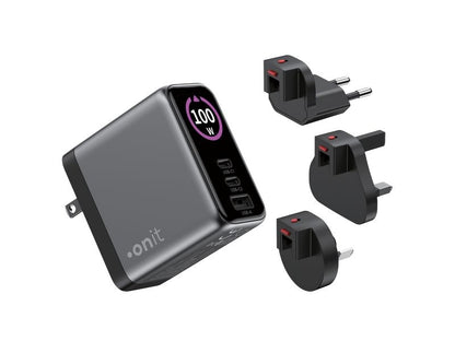 Vor einem weißen Hintergrund ist das „onit Reiseladegerät Travel 100 W GaN – 3 Ports, Weltweit-Adapter“ abgebildet: ein schwarzes Ladegerät mit einer digitalen „100W“-Anzeige und drei austauschbaren Steckeradaptern für den weltweiten Einsatz. Dieser ultimative weltweite Reiseadapter von onit nutzt fortschrittliche GaN-Technologie, um effizientes und zuverlässiges Laden zu gewährleisten, wohin auch immer Ihre Reise Sie führt.