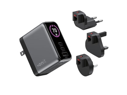 Das onit Reiseladegerät Travel 70 W GaN ist ein schwarzes Wandladegerät mit fortschrittlicher GaN-Technologie, einer digitalen Anzeige für die Ausgangsleistung von 70 W und drei USB-Anschlüssen. Im Lieferumfang sind drei austauschbare internationale Steckeradapter enthalten, die eine weltweite Kompatibilität gewährleisten.