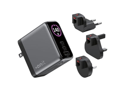 Ein onit Reiseladegerät „Travel 140 W GaN“ in Schwarz, ausgestattet mit drei weltweiten Adaptern und modernster GaN-Technologie, wird vor einem weißen Hintergrund präsentiert – eine ideale Ladelösung für internationale Reisende.