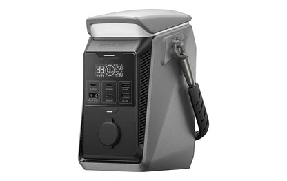 Die EcoFlow TRAIL Plus 300 DC – Powerstation 288 Wh / 300 W (USB-C 140 W) mit Campinglampe ist eine tragbare Powerstation von EcoFlow, die in Grau und Schwarz gehalten ist und über ein Display, Bedientasten sowie einen Seitengriff mit integriertem Karabinerhaken und Haltegriff verfügt. Dieses Gerät eignet sich perfekt zum Campen und sorgt für zuverlässige Energieversorgung, wohin auch immer Ihre Abenteuer Sie führen.