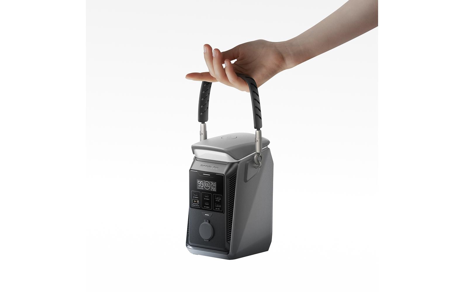 Eine Hand hält die kompakte EcoFlow TRAIL Plus 300 DC Powerstation (288 Wh / 300 W, USB-C 140 W) mit Campinglampe am Griff fest. Mit einem digitalen Display, zahlreichen Anschlüssen, Tasten und einem Drehregler – alles vor weißem Hintergrund – ist dieses Gerät von EcoFlow der perfekte Begleiter für Campingausflüge und eine mobile Energielösung für Ihre Abenteuer.