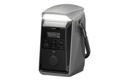 Wir stellen vor: das EcoFlow TRAIL Plus 300 DC – eine tragbare Powerstation von EcoFlow mit einer Kapazität von 288 Wh und einer Ausgangsleistung von 300 W (einschließlich USB-C mit 140 W). Sie wurde speziell für Campingausflüge entwickelt und verfügt über ein digitales Display, intuitive Bedientasten sowie einen praktischen Seitengriff. Auf der Oberseite befindet sich eine integrierte LED-Leuchte für bessere Sichtbarkeit – damit ist sie der perfekte Begleiter für Ihre Outdoor-Abenteuer.