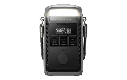 Wir stellen vor: die EcoFlow TRAIL Plus 300 DC – Powerstation 288 Wh / 300 W (USB-C 140 W) mit Campinglampe, eine tragbare Energielösung von EcoFlow mit digitalem Display, intuitiven Bedientasten und einer integrierten LED-Campinglampe auf der Oberseite. Mit robusten Tragegriffen an beiden Seiten und zahlreichen Anschlüssen für verschiedene Stromverbindungen eignet sich diese vielseitige Powerstation perfekt für Campingausflüge oder Outdoor-Abenteuer.