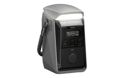 Die EcoFlow TRAIL Plus 300 DC – Powerstation 288 Wh / 300 W (USB-C 140 W) mit Campinglampe von EcoFlow ist eine tragbare Powerstation mit Digitalanzeige, Bedientasten und einem seitlichen Tragegriff – perfekt als mobile Energielösung für Campingausflüge. Der obere Bereich ist mit einer integrierten LED-Campinglampe ausgestattet, und das Gehäuse besticht durch ein schlankes, modernes Design in Grau- und Schwarztönen.