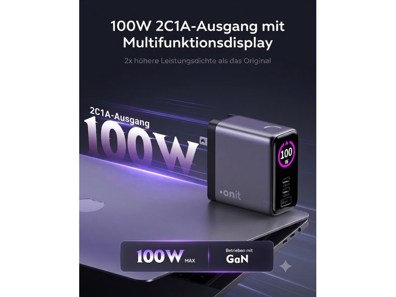Das onit Reiseladegerät Travel 100 W GaN – 3 Anschlüsse, Weltadapter liegt auf einem Laptop. Der deutsche Text hebt das Multifunktionsdisplay, drei USB-Anschlüsse für zwei Ausgänge, die fortschrittliche GaN-Technologie und eine höhere Leistungsdichte als bei Vorgängermodellen hervor. Als vielseitiges GaN-Reiseladegerät und weltweiter Reiseadapter von onit garantiert es schnelles und effizientes Laden, wohin auch immer Ihre Reisen Sie führen.