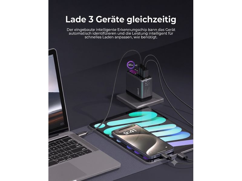 Das onit-Reiseladegerät „Travel 70 W GaN – 3 Ports, Weltweit-Adapter“ von onit lädt gleichzeitig einen Laptop, ein Smartphone und kabellose Kopfhörer auf. Dank moderner GaN-Technologie werden alle Geräte schnell und effizient aufgeladen. Der Hinweis „3 Geräte gleichzeitig laden“ unterstreicht die Fähigkeit des Ladegeräts, drei Geräte gleichzeitig zu erkennen und optimal mit Strom zu versorgen.