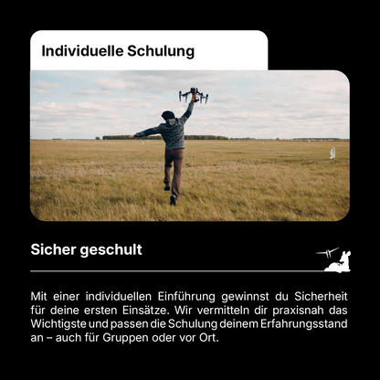 Eine Person rennt über eine Wiese und hält dabei in einer Hand die Drohne „CIELOTEC DROHNENSET Rehkitzrettung – DJI Matrice 4T – BASIC“. Der Himmel ist bewölkt. Ein Text in deutscher Sprache beschreibt maßgeschneiderte Drohnenschulungen für Anfänger und Gruppen.