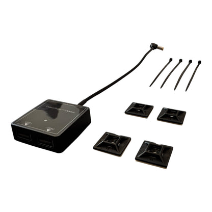 Der CIELOTEC 2-fach USB-A Spannungswandler (5V-3A, 5521 Buchse auf 2x USB-A) in schwarz mit Kabel, vier selbstklebenden Kabelhalterungen und vier Kabelbindern ist auf weißem Hintergrund abgebildet.