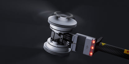 Nahaufnahme eines sich drehenden Doppelrotor-Propellers am DJI FlyCart 100 – Schwerlast-Transportdrohne mit Fallschirm (bis zu 100 kg Nutzlast, 12 km Reichweite) von DJI Delivery, die für Schwerlasttransporte konzipiert ist. Das Bild zeigt eine silberne Halterung, freiliegende Kabel und leuchtende rote LED-Anzeigen vor einem dunklen Hintergrund und unterstreicht damit die fortschrittliche Technik dieser innovativen Lieferdrohne.
