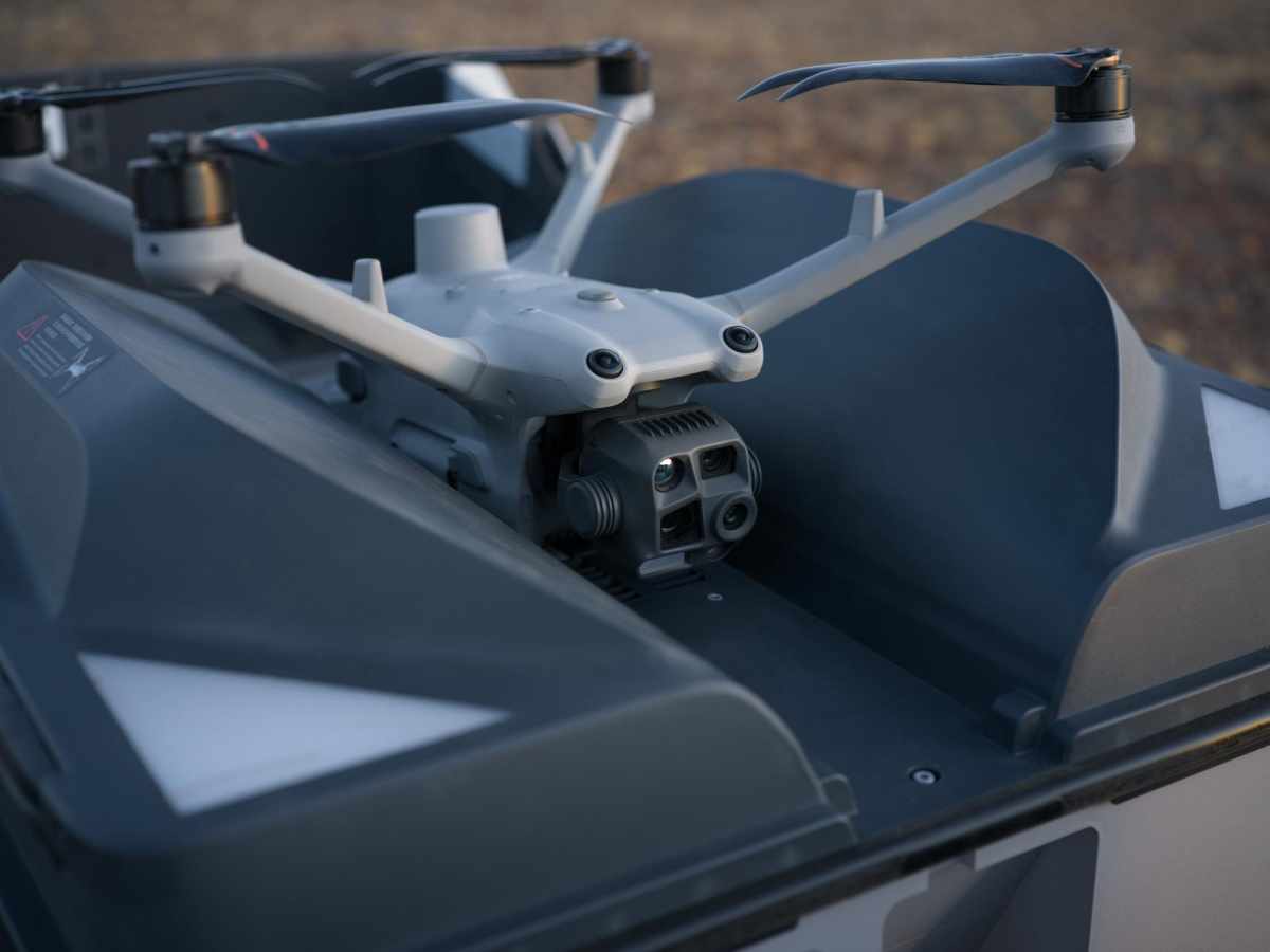 DJI Dock 3 im Einsatz – geöffnet mit Drohne