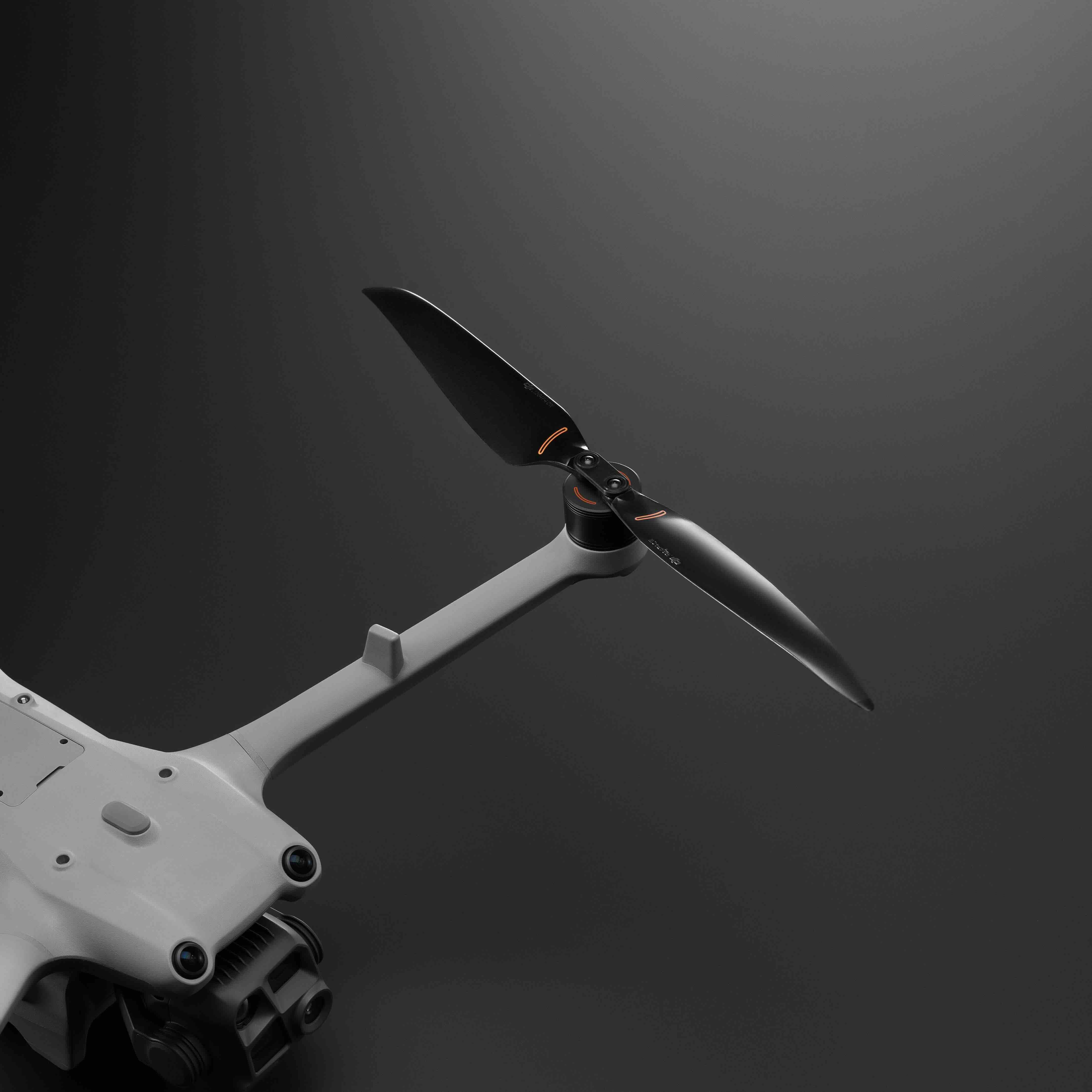 Eine Nahaufnahme des DJI Enterprise Matrice 4D Standalone Combo (M4D) IP55 Vermessungsdrohne-Propellers auf dunklem Hintergrund, der sein modernes Design und seine robuste Konstruktion für präzise Vermessung und Inspektion hervorhebt.