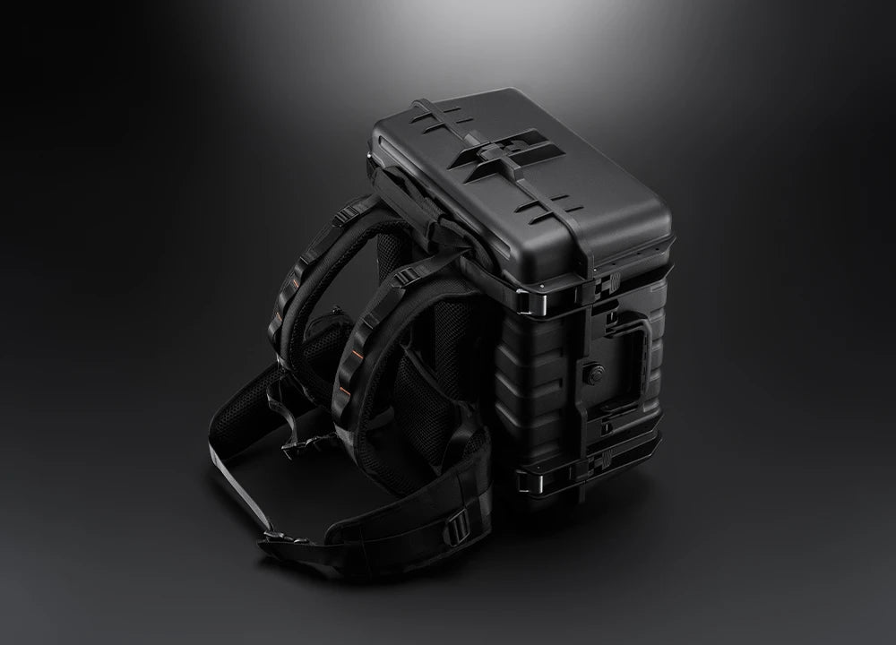 Ein robuster schwarzer Hartschalen-Rucksack mit verstärkten Ecken, entwickelt für die DJI Enterprise Matrice 4TD Stand-Alone Combo (IP55 Allwetter, inkl. 1 Jahr DJI Care Enterprise Plus), verfügt über gepolsterte Riemen und ist auf einer dunklen reflektierenden Oberfläche abgebildet.