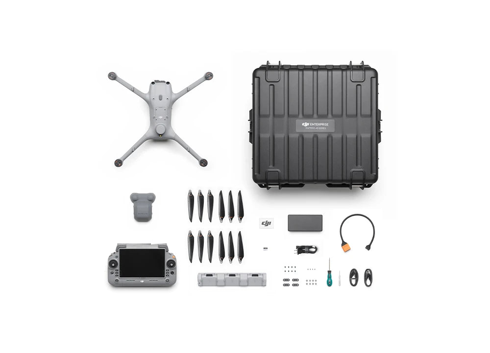 Luftaufnahme der DJI Matrice 4TD Stand-Alone Combo (M4TD) von DJI Enterprise, einem Allwetter-IP55-Drohnen-Kit mit grauer Drohne, Hartschalenkoffer, Fernbedienung, Propellern, Ladegerät und mehr – ideal für Wärmebildanalysen – alles auf Weiß angeordnet.