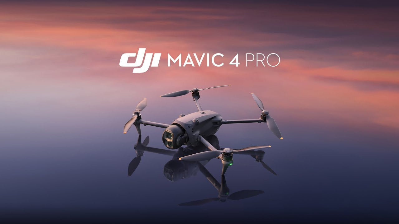 Eine DJI Consumer Mavic 4 Pro 512GB Creator Combo mit 100MP Hasselblad 6K HDR-Kamera schwebt vor Sonnenuntergang, "DJI MAVIC 4 PRO" erscheint über der Drohne, die 51 Minuten Flugzeit und RC Pro 2 bietet.