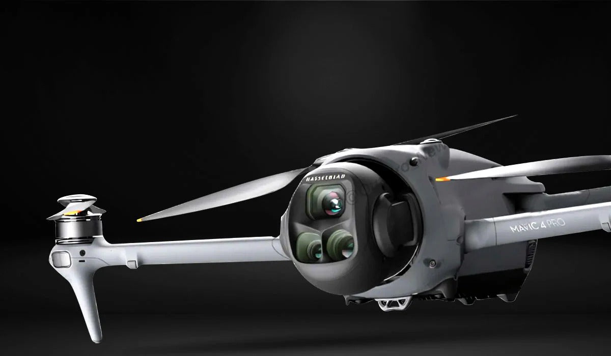 Eine Nahaufnahme der grauen DJI Mavic 4 Pro 512GB Creator Combo von DJI Consumer, ausgestattet mit einem 100MP Hasselblad Dreifachkamera-System für atemberaubende 6K HDR-Videos und bis zu 51 Minuten Flugzeit, vor einem dunklen Hintergrund mit Farbverlauf.